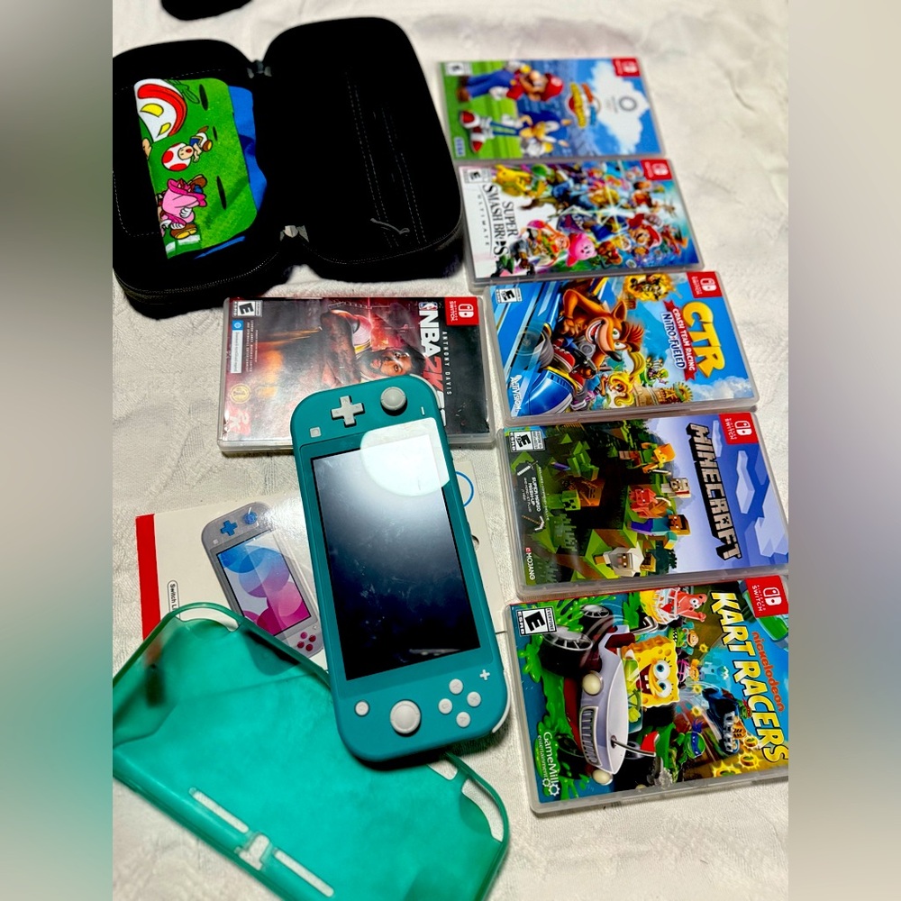 USED NINTENDO SWITCH LITE  WORKS PERFECTLY FINE WITH BUNDLE OF GAMES/CASE